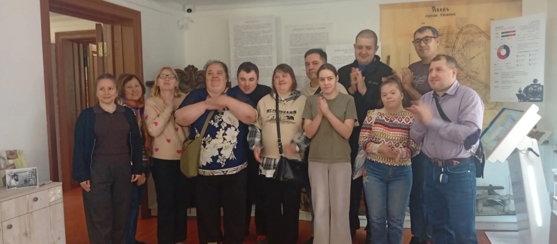 Погружение в прошлое: экскурсия на выставке деревянной резьбы в Тюмени