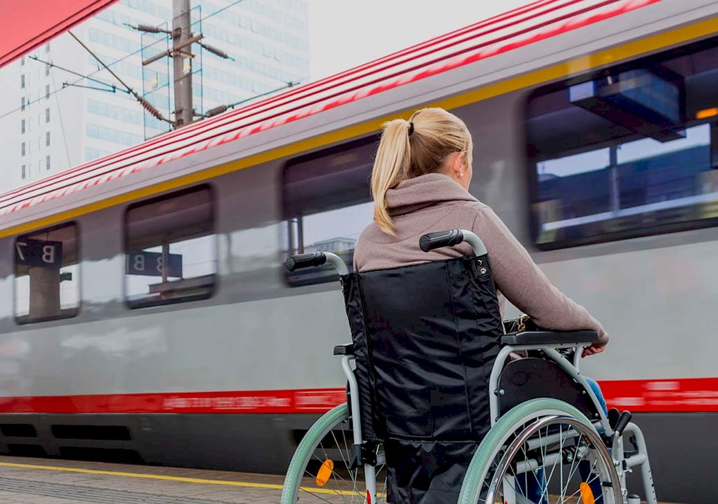 Инвалиды-колясочники могут онлайн бронировать специальные места в поездах дальнего следования