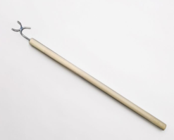 Крюк на длинной ручке (для открывания форточек, створок окна и т.д.)