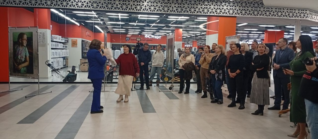 Посещение инклюзивной выставки художественных фотографий «#ВокругНас72» 